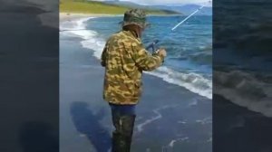Ловля кеты на море с берега.