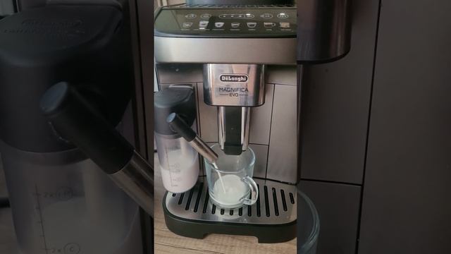 Make a latte macchiato with DeLonghi Magnifica Evo, automata coffee maker