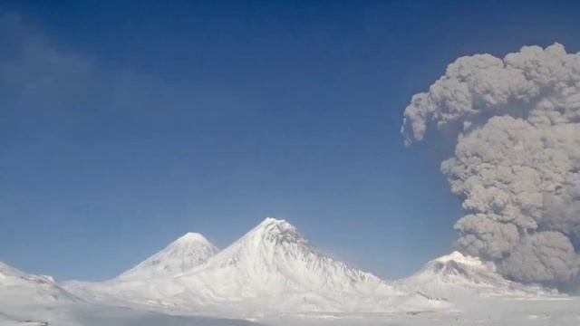 Кадры извержения вулкана Безымянный на Камчатке.
