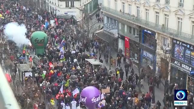 В Париже начались столкновения протестующих из-за пенсионной реформы с полицией