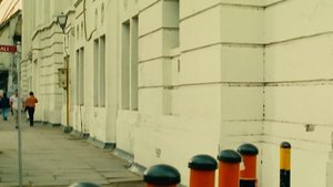 Он продает беременные статуи по 100 000$, но никто не знает что внутри настоящий ребенок