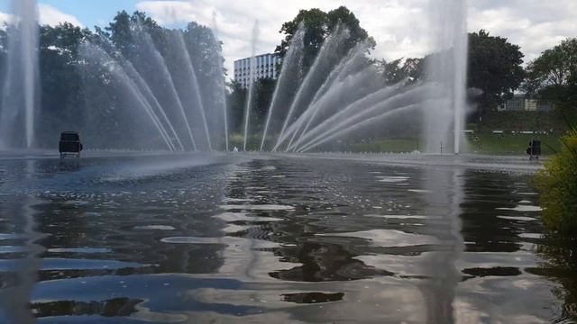 Wasserspiel in Planten un Blomen Hamburg 4K Tagsüber (Daytime) смотреть онлайн