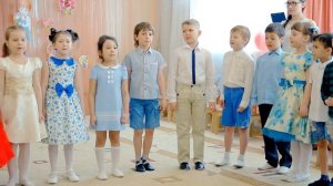 Выглянуло солнышко из-за серых туч. Поют дети.