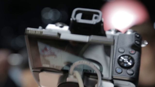 Обзор беззеркалки Canon EOS M5 на Photokina 2016 смотреть онлайн