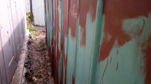 Покраска металлического гаража. Грунтую локально, там где ржавчина