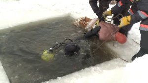 Ярославские спасатели провели тренировку на льду