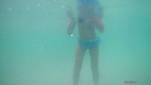 Арина учится плавать под водой