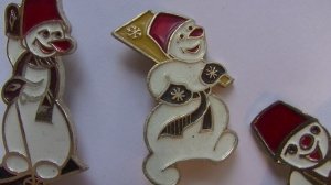 Набор значков Снеговики.