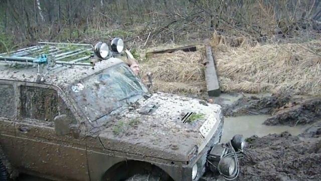 Нива на цепях кидается грязью смотреть онлайн