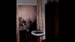 Музыкальная катушка Тесла (первый опыт).