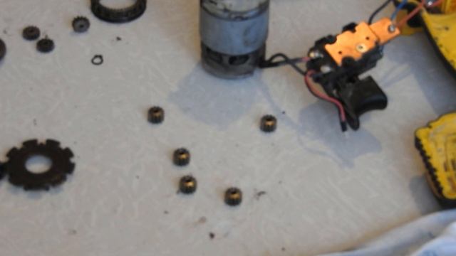 Разборка редуктора Шуруповерта STANLEY FMC600 с валом.