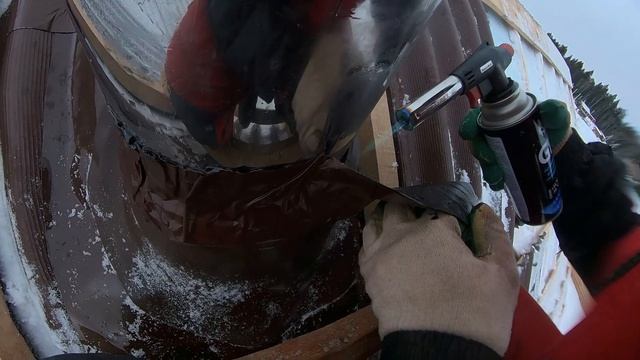 Кирпичный дымоход вывели сквозь шифер с использованием сэндвич трубы