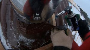 Кирпичный дымоход вывели сквозь шифер с использованием сэндвич трубы