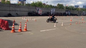 Выполнение упражнения скоростное маневрирование категория А