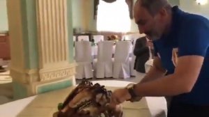 Никол пашинян кушает кяла? то есть Коровина голова??