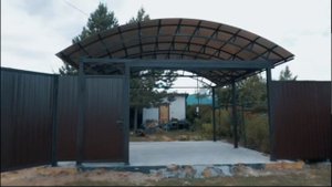 Монтаж поликарбоната на арочный навес.