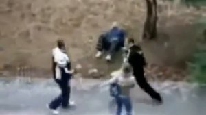 Гопник ударил девушку боксера!