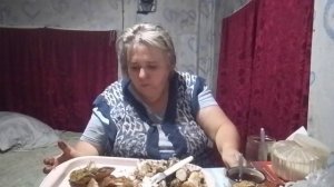 Чищу грибочки и болтаю.