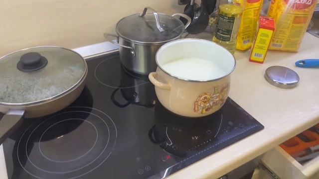 Блины жареные, фаршированные мясом.