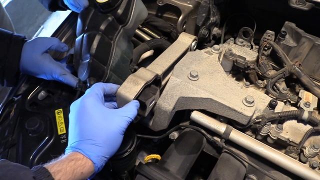 Замена реактивной тяги / опоры двигателя на Volvo. смотреть онлайн