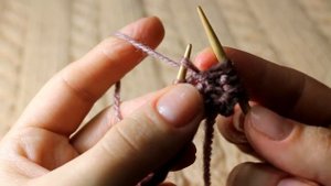 Узор «Резинка с косыми петлями» спицами, видео урок