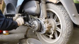 Замена ремня вариатора на скутере Piaggio Liberty 50 4t