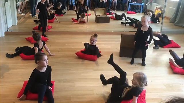 Спектакль "Дюймовочка". Младшая группа актерской школы Талантино. смотреть онлайн