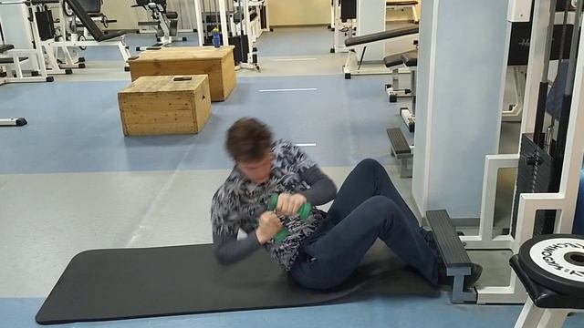 упражнение на пресс с гантелями    (скручивание  сидя на коврике)