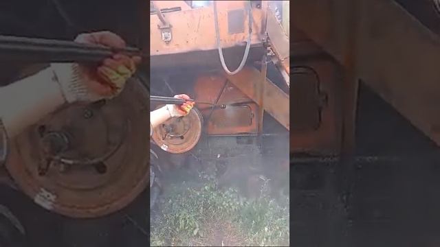 Мойка спецтехники (комбайна) осуществляется при высоком давлении 300 бар и расходе воды 15 литров... смотреть онлайн