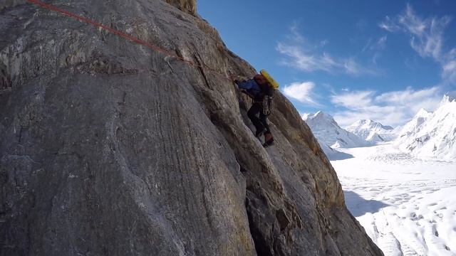 Жека лезет скалы в высотных ботинках Хан-Тенгри 6995 метров Свириденко 6Б смотреть онлайн