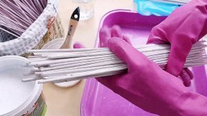 Акриловый лак и бумажная лоза!  Подготовка трубочек к плетению.