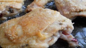 Хрустящие куриные окорочка в крахмальной панировке на сковороде