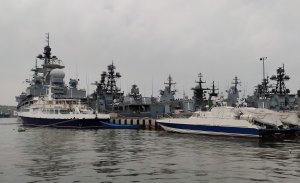Лодка - музей , военные корабли. Владивосток