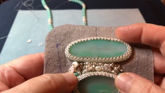 Крупный кулон на квадратном жгуте. смотреть онлайн