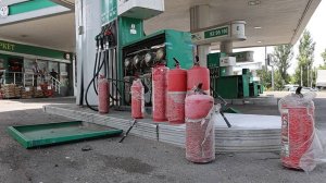 Кадры последствий обстрела АЗС в Донецке со стороны ВСУ