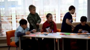 Ребята из Детско-родительского клуба «Переменка» создают свою открытку «Спасибо за жизнь»