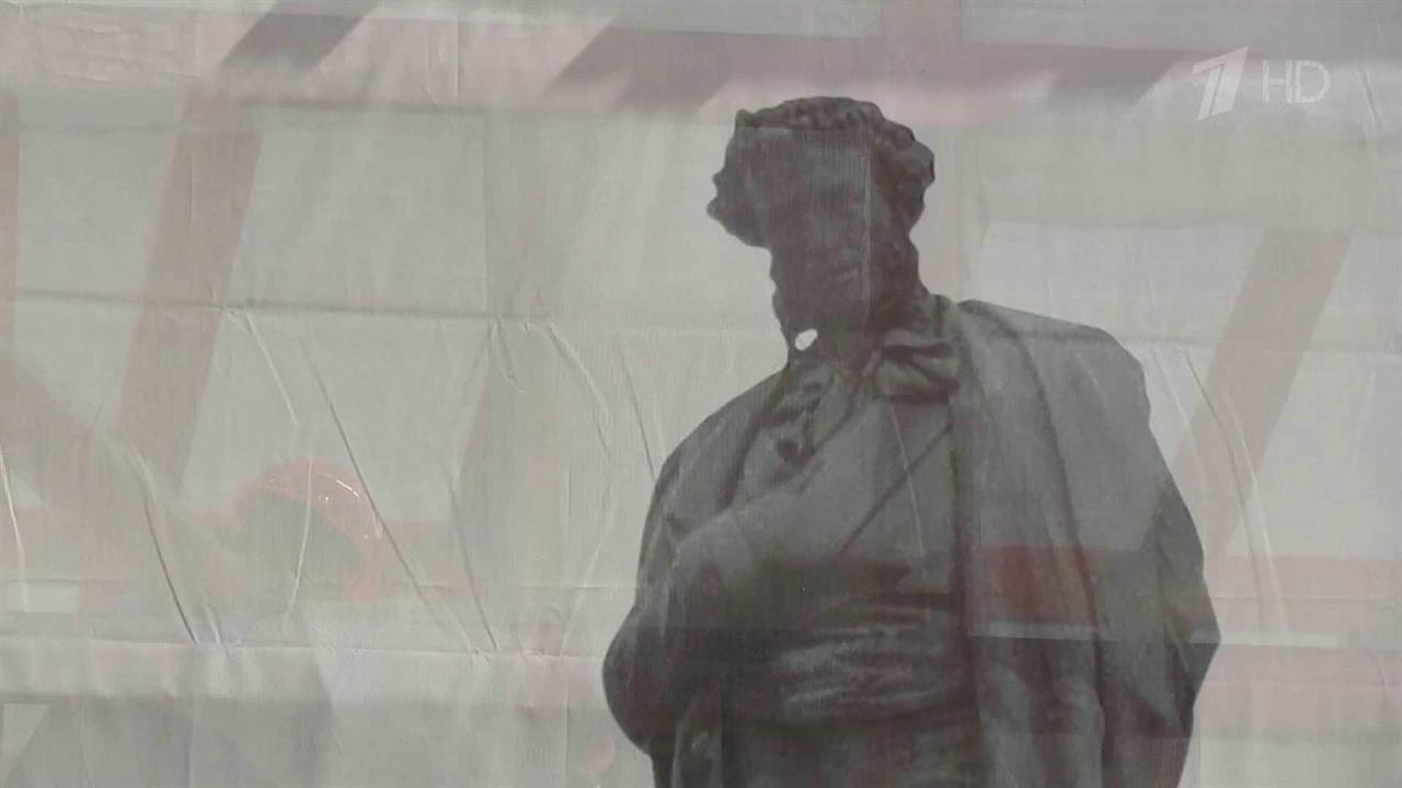 В Москве специалисты завершают реставрацию памятника Пушкину на Пушкинской площади