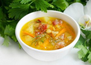 Домашняя еда. Гороховый суп с беконом и сосисками