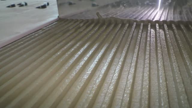 СКОРОСТНАЯ УКЛАДКА ПЛИТКИ на пол! Супер гребёнка-трансформер!!! Станок для плиточного клея! смотреть онлайн