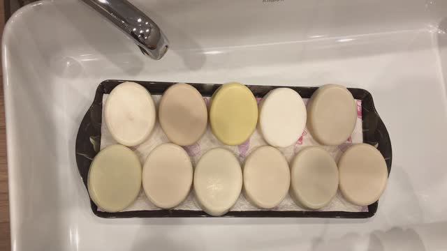 Тестирование образцов мыла из разных масел на пенность смотреть онлайн