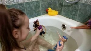 Вечеринка у бассейна с русалкой