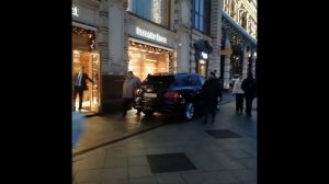 Сын прокурора Чайки нагло заехал в магазин Gucci на Тверской