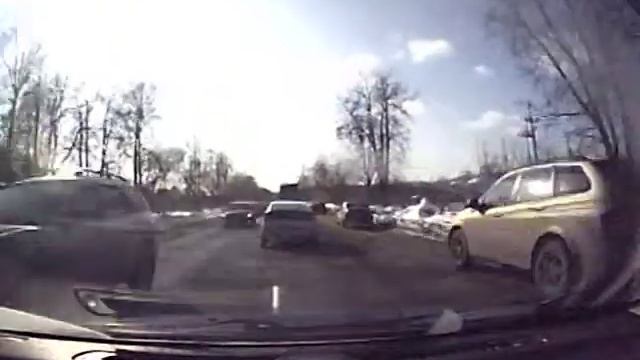 пробка перед ЖД переездом (качество далеко не HD) смотреть онлайн