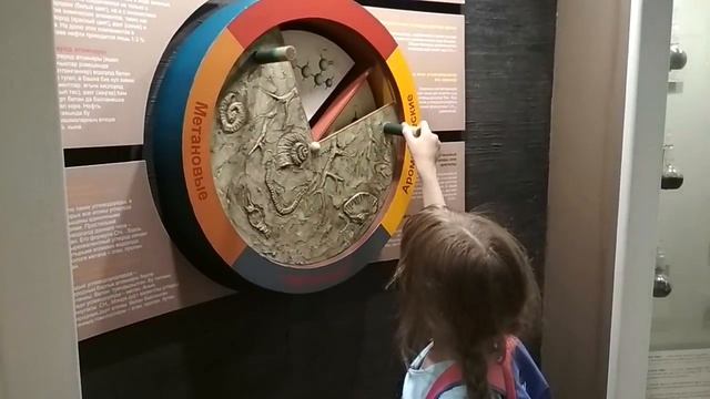 Казанский кремль. Дети гуляют по кремлю и посещают музеи Казани.