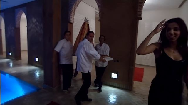 Au service des milliardaires : prêts à tout pour satisfaire les riches смотреть онлайн