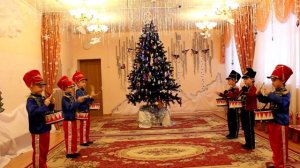 МАРШ ДЕРЕВЯННЫХ СОЛДАТИКОВ  ВОЗЛЕ ЕЛКИ