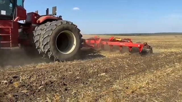 Чизельный плуг вышел на поле после уборки зерновых смотреть онлайн