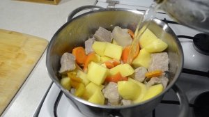 Бабушкин рецепт деревенского рагу с мясом и картошкой. Свиное рагу с овощами и грибами в кастрюле
