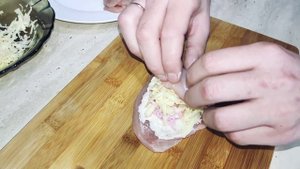 куриные рулетики с колбасой и сыром | куриные рулетики рецепт