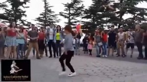 Зажигательный танец на улице Девочка танцу